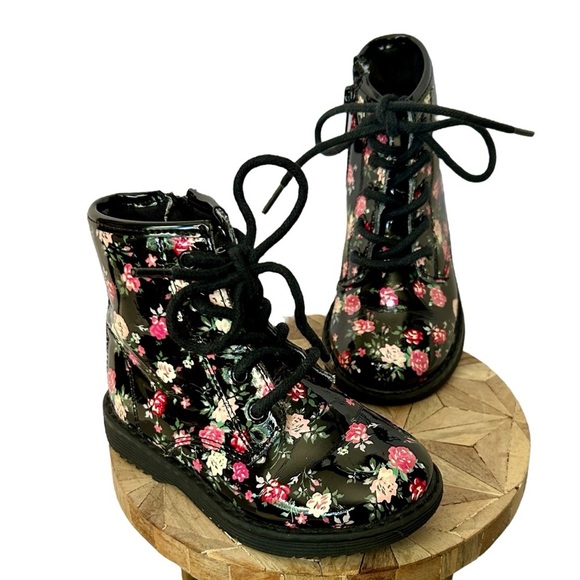 THE CHILDREN'S PLACE Black W/ Pink Roses Combat Boots  sz 7 Patent Zip & Lace Up - Picture 1 of 8
